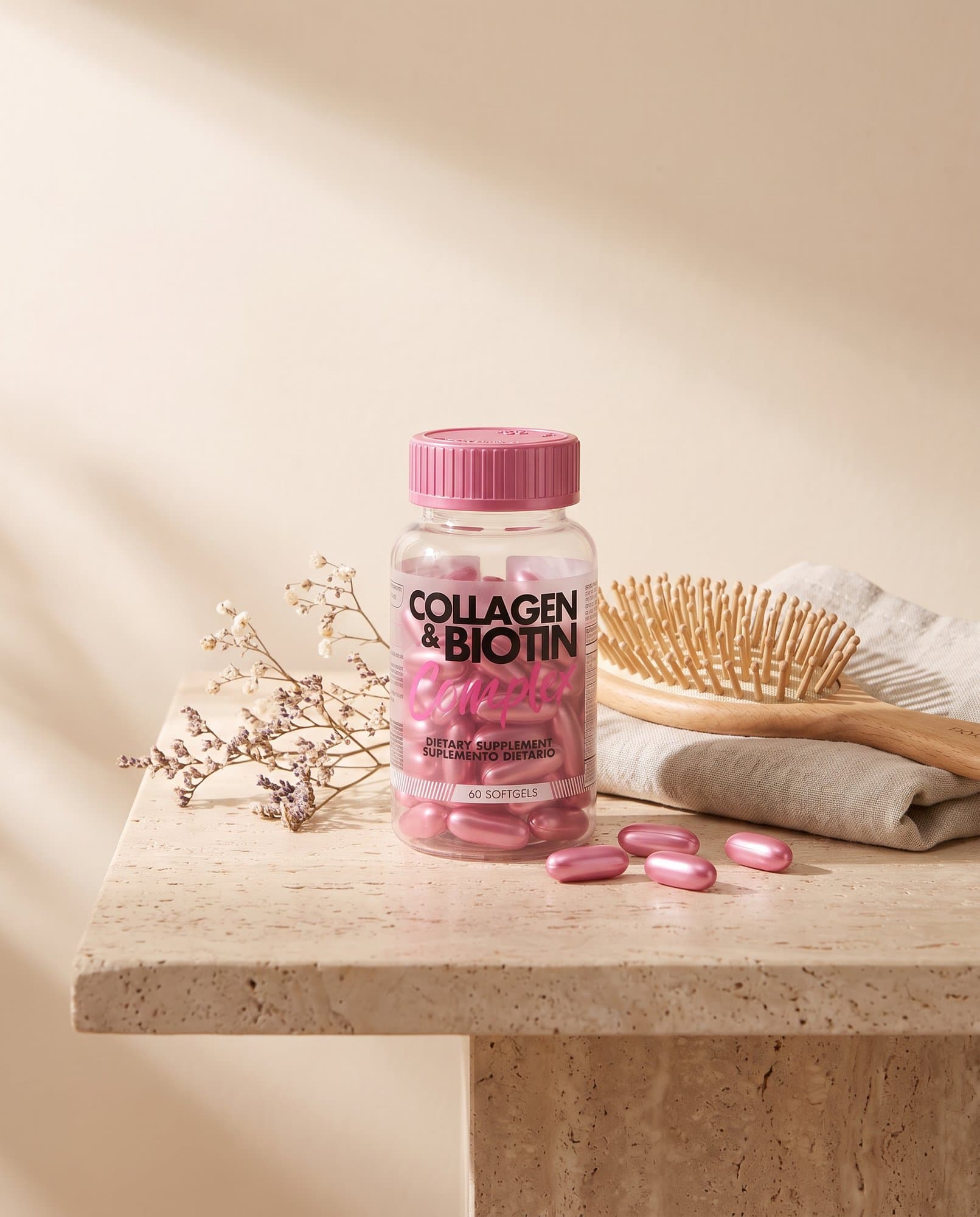 Collagen & Biotin Complex sobre un tocador con un cepillo