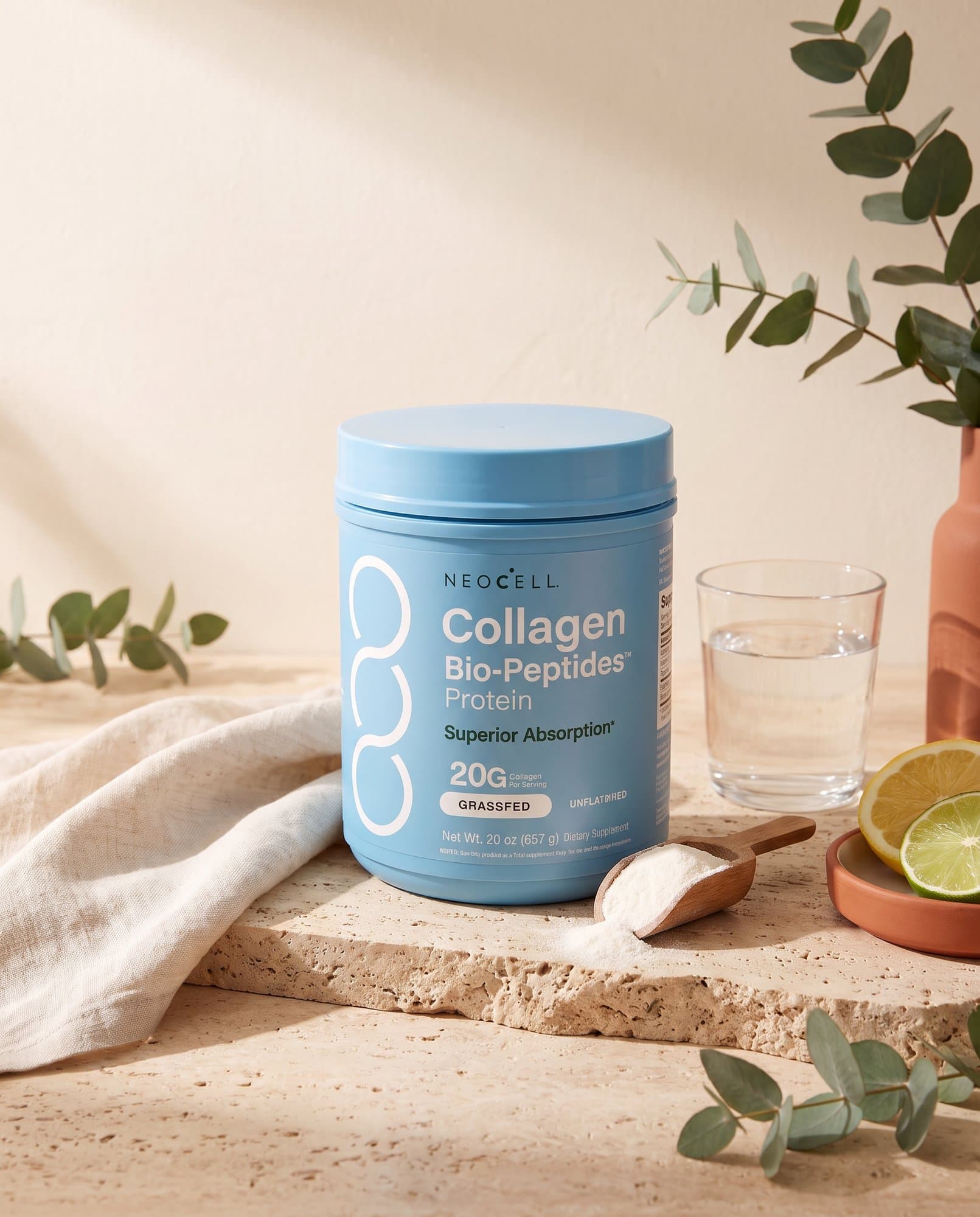 Colágeno Bio-Peptides de NeoCell junto a un vaso de agua