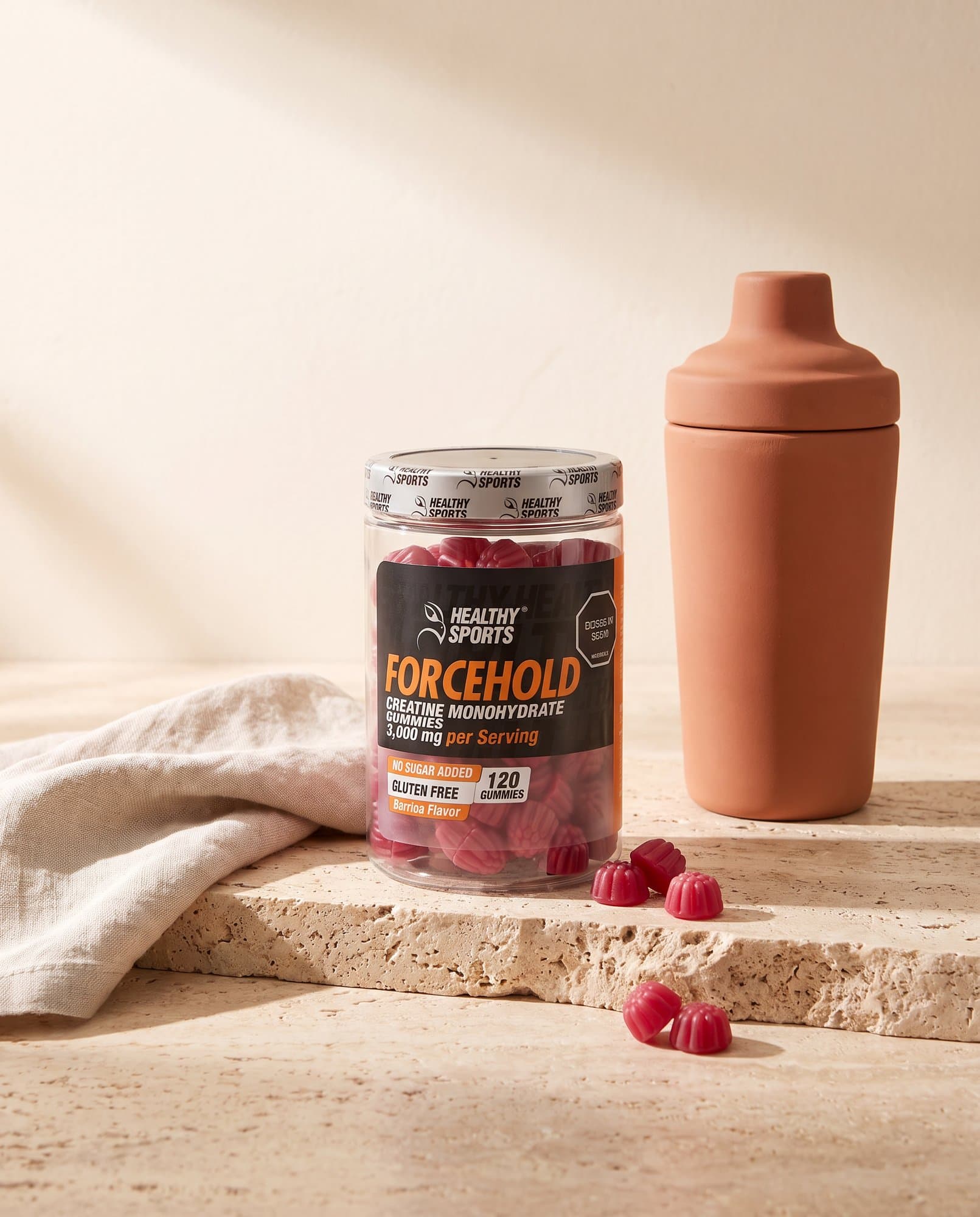 Gomitas de creatina Forcehold junto a un shaker